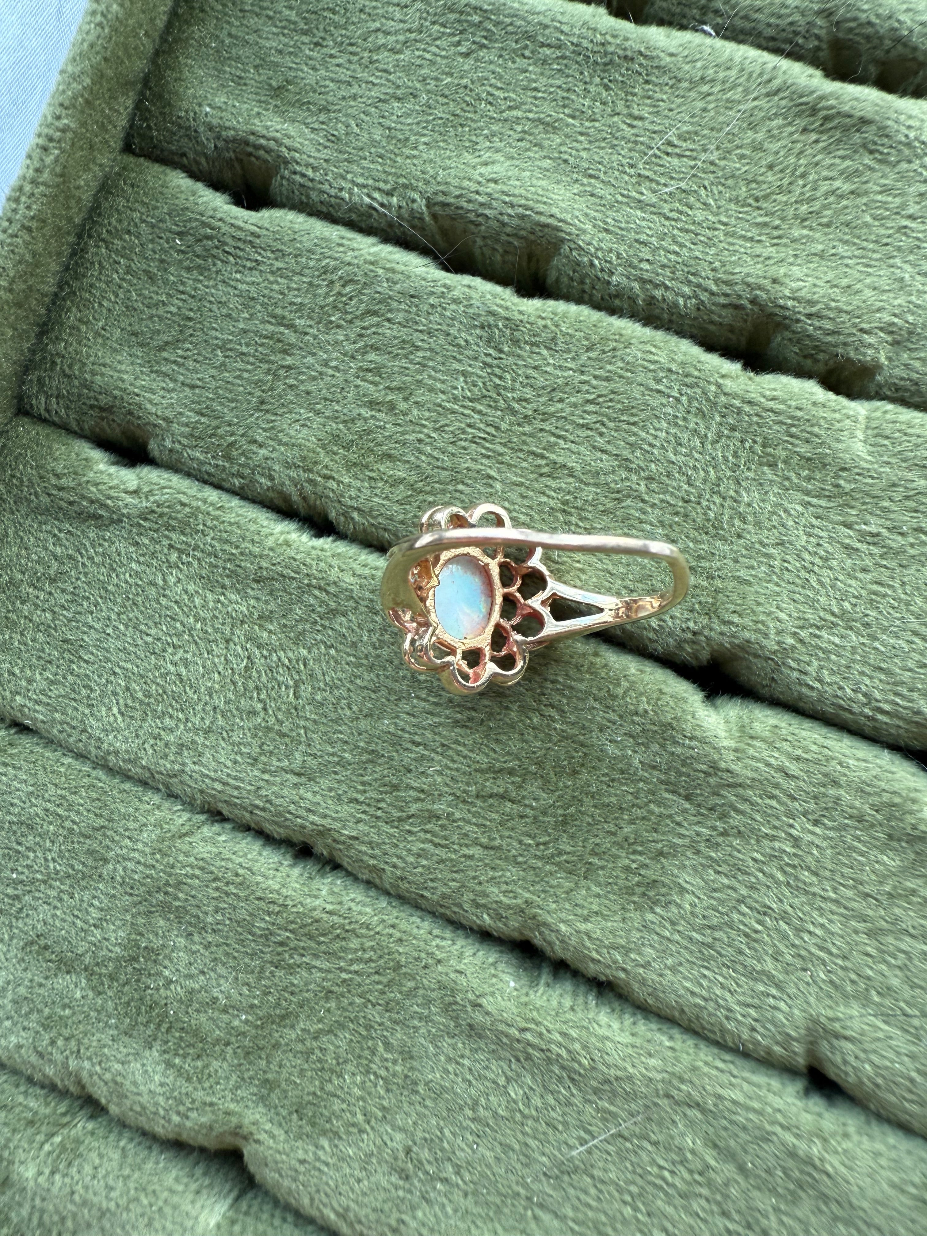 14k Yellow Gold Opal Cabochon Filigree Ring Sz 6