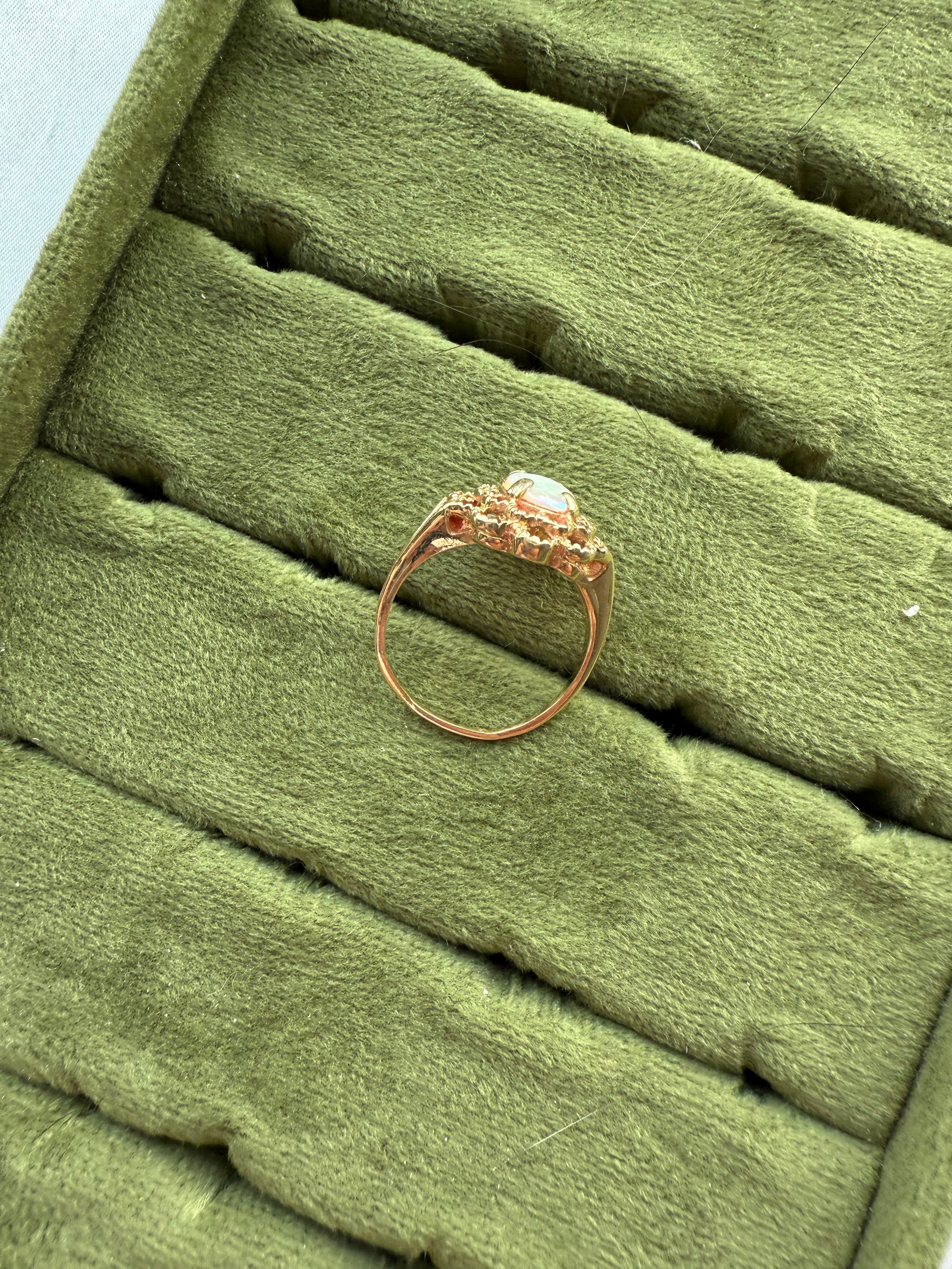 14k Yellow Gold Opal Cabochon Filigree Ring Sz 6